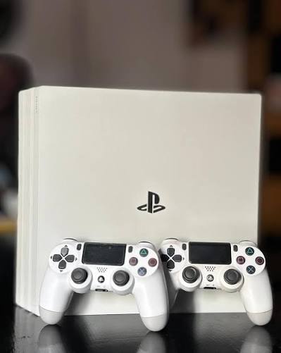 وحدة تحكم Sony PlayStation 4 Pro بسعة 1 تيرابايت مجددة مع وحدتي تحكم DUALSHOCK بيضاء